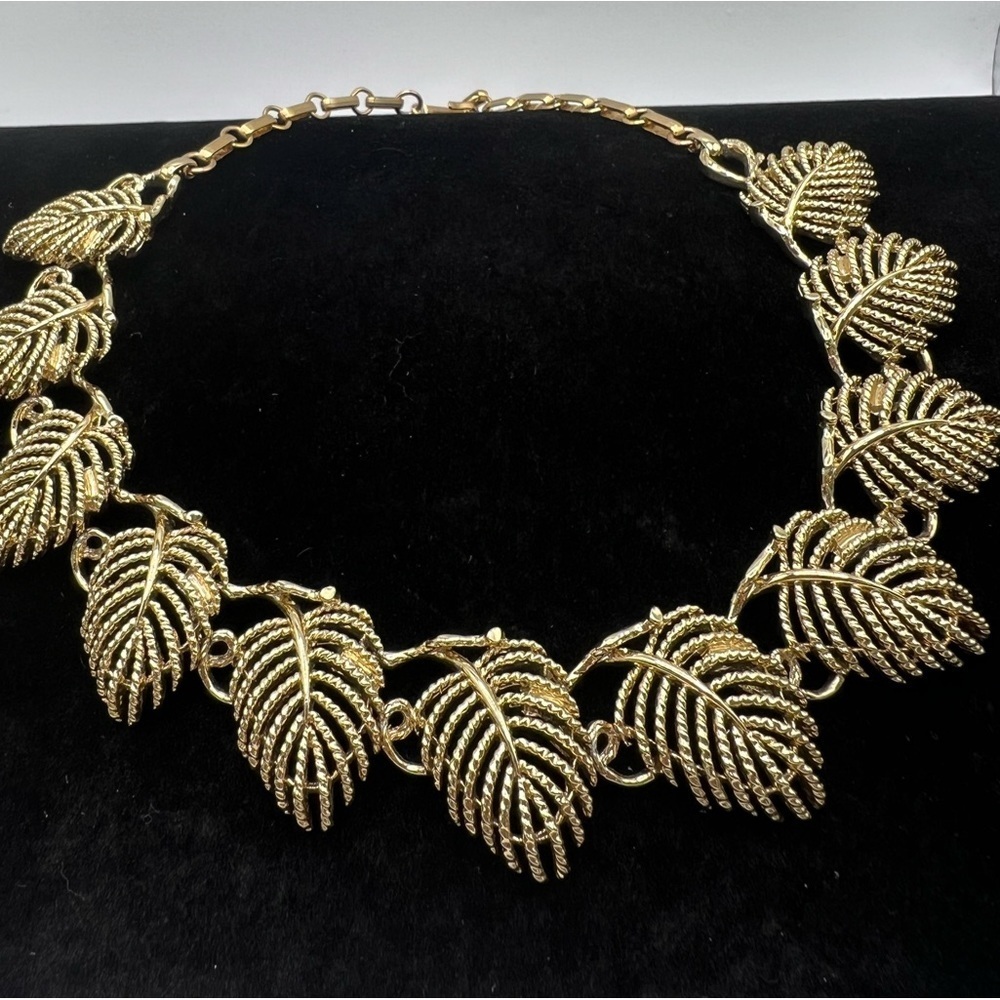 Vintage Lisner 1960s Gold-Tone Open Leaf Necklace | Mid-Century - Picture 2 of 3